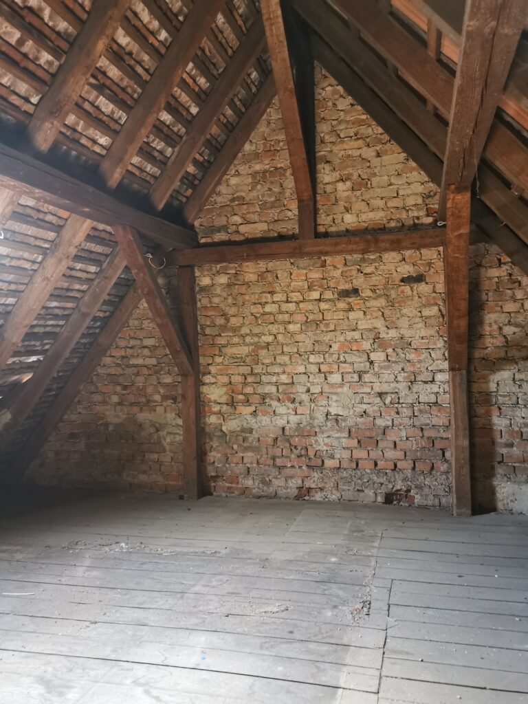 Leer geräumter Dachboden im Odenwald
